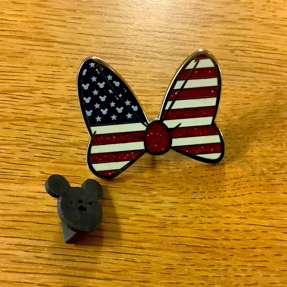 Minnie mouse pin